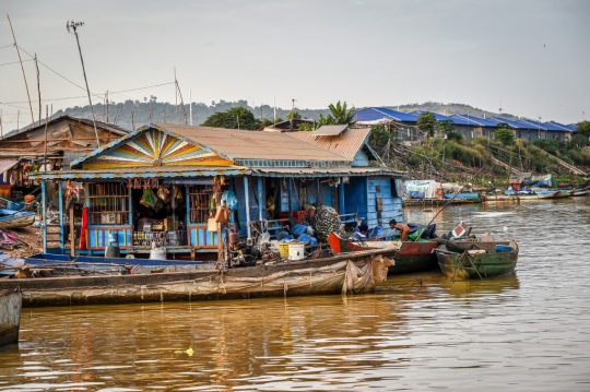 Potret Kehidupan Warga Kamboja di Desa Terapung