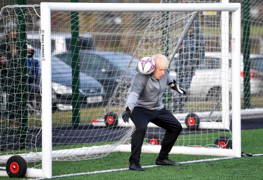 Ekspresi Kocak PM Boris Johnson Saat Beraksi Jadi Kiper