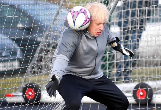 Ekspresi Kocak PM Boris Johnson Saat Beraksi Jadi Kiper