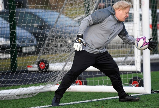 Ekspresi Kocak PM Boris Johnson Saat Beraksi Jadi Kiper