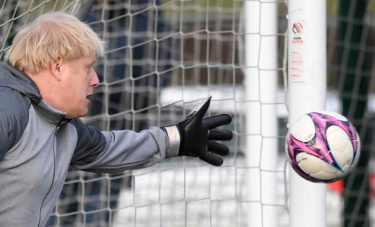 Ekspresi Kocak PM Boris Johnson Saat Beraksi Jadi Kiper