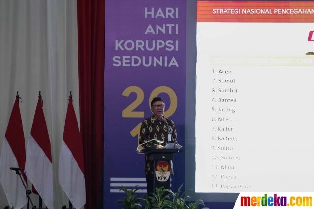 Menteri Pendayagunaan Aparatur Negara dan Reformasi Birokrasi (MenPAN RB), Tjahjo Kumolo memberikan sambutan dalam acara Hari Antikorupsi Sedunia 2019 di Gedung Merah Putih KPK, Jakarta, Senin (9/12).