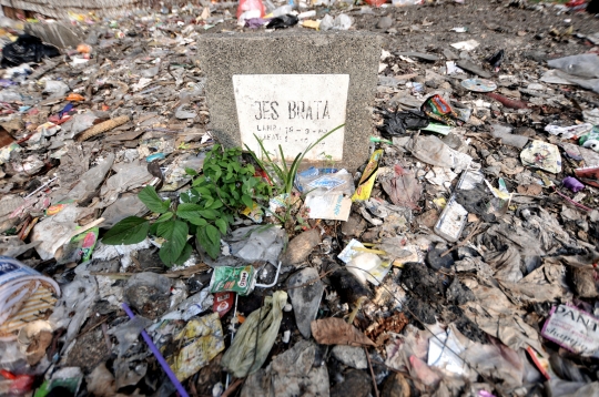 Makam Sampah di TPU Ibu Kota