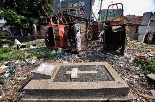 Makam Sampah di TPU Ibu Kota
