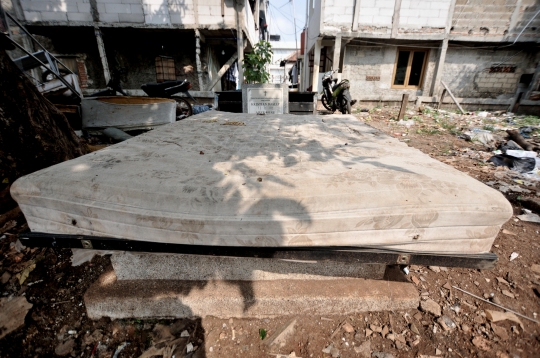 Makam Sampah di TPU Ibu Kota