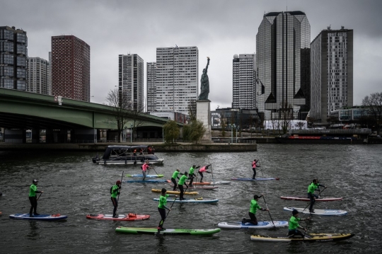 Menikmati Kota Paris Saat Lomba Paddle Nautic di Sungai Seine