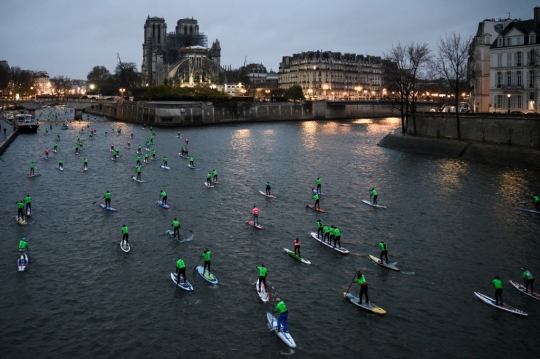 Menikmati Kota Paris Saat Lomba Paddle Nautic di Sungai Seine