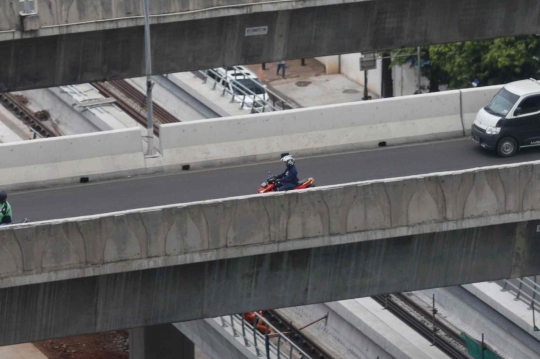 Aksi Nekat Pemotor Lintasi Jalan Layang Non Tol