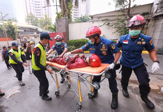 Melihat Evakuasi Korban dalam Simulasi Kebakaran di Plaza Semanggi