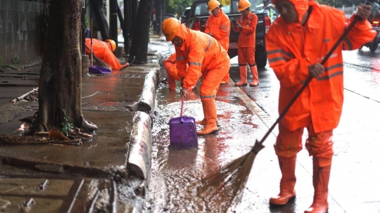Aksi Pasukan Oranye Halau Genangan Air di Ibu Kota