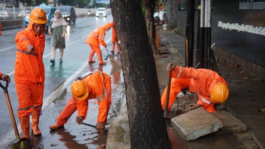 Aksi Pasukan Oranye Halau Genangan Air di Ibu Kota