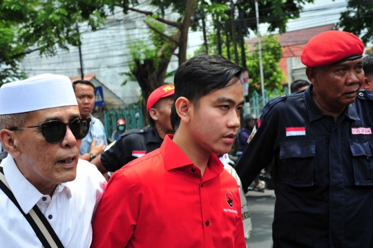 Datangi Markas PDIP Jateng, Gibran Dikawal Ribuan Relawan