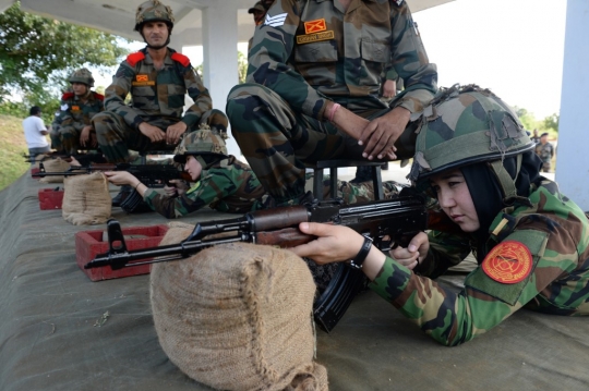 Berguru ke India, Ini Gaya Latihan Prajurit Wanita Afghanistan Saat Menembak