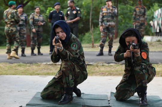 Berguru ke India, Ini Gaya Latihan Prajurit Wanita Afghanistan Saat Menembak