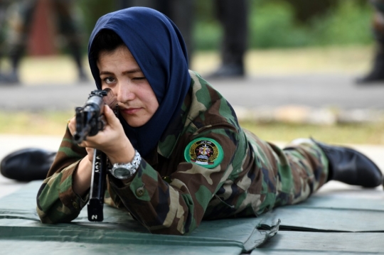 Berguru ke India, Ini Gaya Latihan Prajurit Wanita Afghanistan Saat Menembak