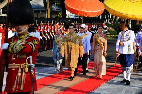 Melihat Prosesi Terakhir Penobatan Raja Thailand