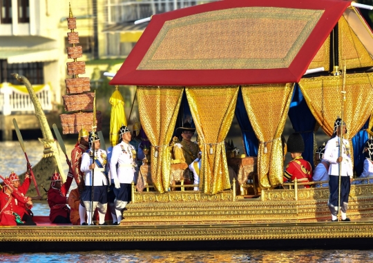 Melihat Prosesi Terakhir Penobatan Raja Thailand