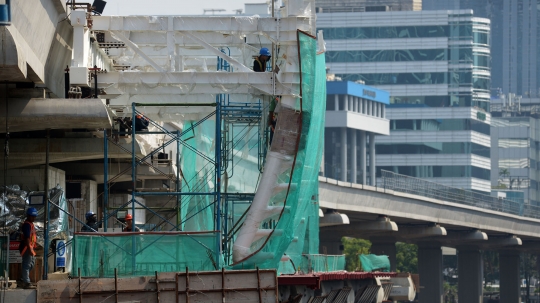 Meninjau Pembangunan Stasiun LRT Kawasan Kuningan Jakarta
