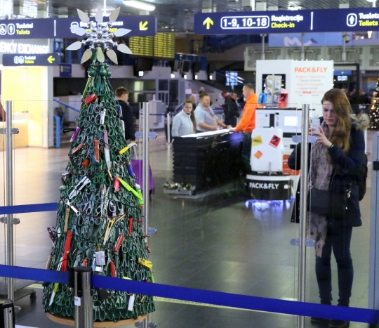 Saat Barang Sitaan Penumpang di Bandara Disulap Jadi Pohon Natal
