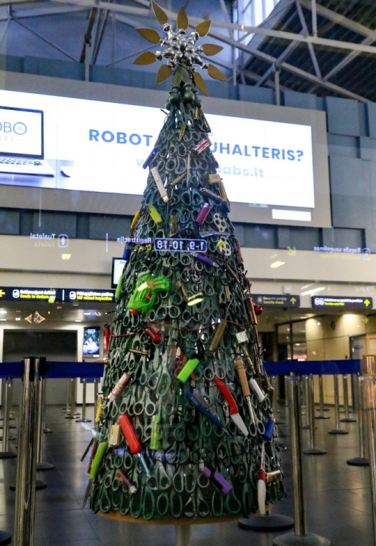 Saat Barang Sitaan Penumpang di Bandara Disulap Jadi Pohon Natal