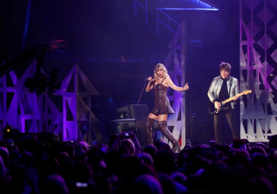 Aksi Taylor Swift Pukau Penonton iHeartRadio Jingle Ball