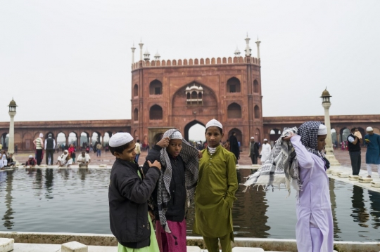 Potret Minoritas Muslim Ibadah di Masjid Terbesar India