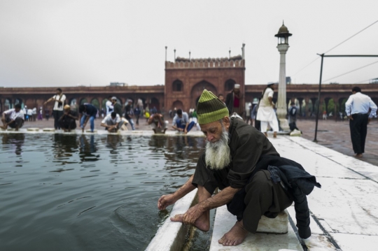 Potret Minoritas Muslim Ibadah di Masjid Terbesar India