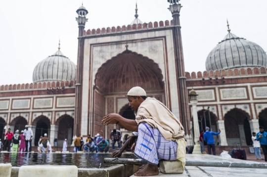 Potret Minoritas Muslim Ibadah di Masjid Terbesar India