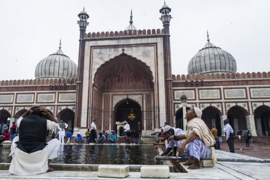 Potret Minoritas Muslim Ibadah di Masjid Terbesar India