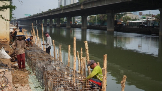 Antisipasi Banjir, Turap Kali Ancol Ditinggikan