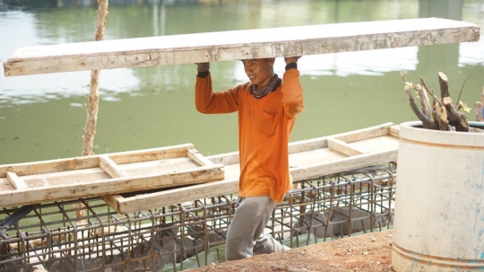 Antisipasi Banjir, Turap Kali Ancol Ditinggikan