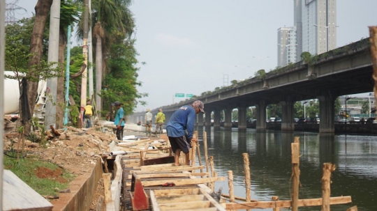 Antisipasi Banjir, Turap Kali Ancol Ditinggikan