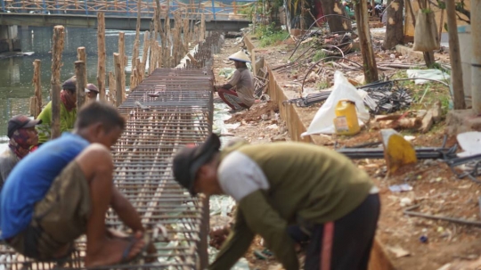 Antisipasi Banjir, Turap Kali Ancol Ditinggikan