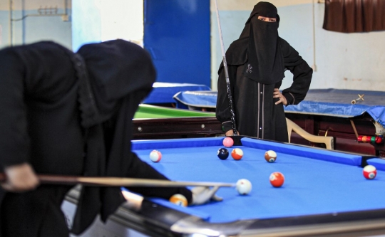 Saat Wanita-Wanita Yaman Bermain Biliar