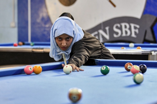 Saat Wanita-Wanita Yaman Bermain Biliar