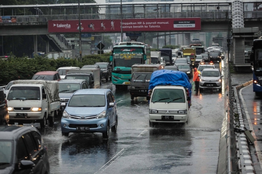 Lalu Lintas di Tol Dalam Kota Tersendat Usai Banjir