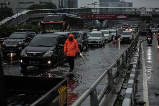 Lalu Lintas di Tol Dalam Kota Tersendat Usai Banjir