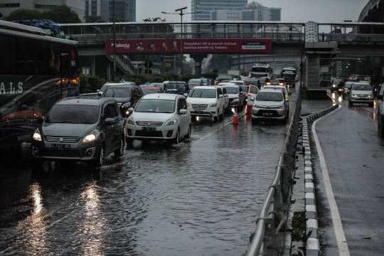 Lalu Lintas di Tol Dalam Kota Tersendat Usai Banjir