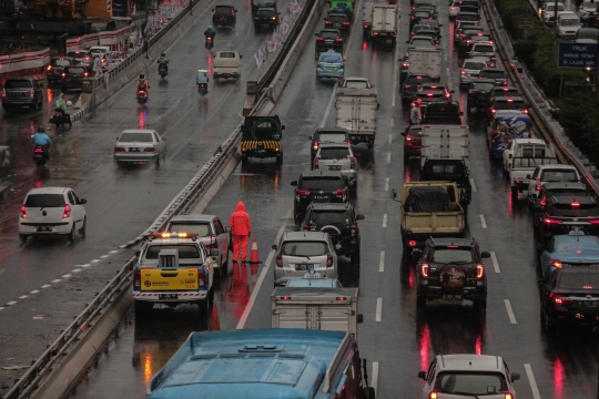 Lalu Lintas di Tol Dalam Kota Tersendat Usai Banjir