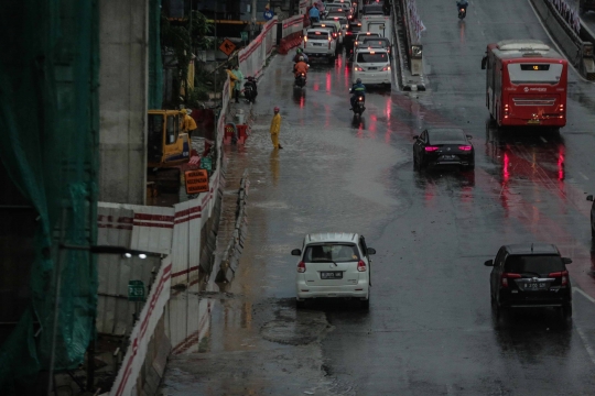 Lalu Lintas di Tol Dalam Kota Tersendat Usai Banjir