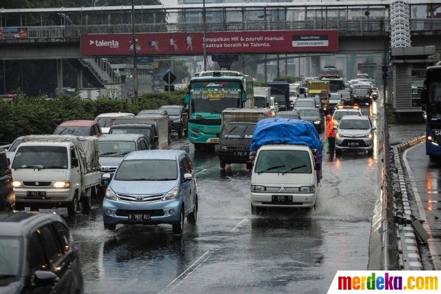 Foto Lalu Lintas Di Tol Dalam Kota Tersendat Usai Banjir