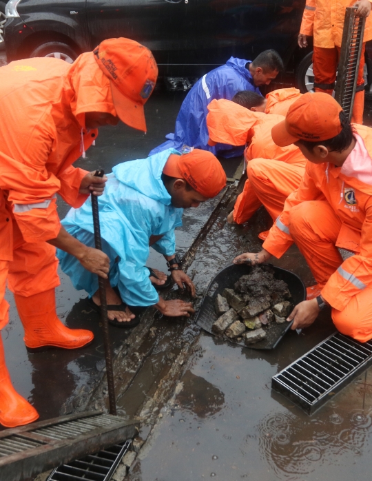 Tangani Genangan, PPSU Bersihkan Saluran Air di Kawasan Senayan