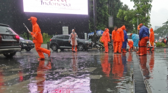 Tangani Genangan, PPSU Bersihkan Saluran Air di Kawasan Senayan