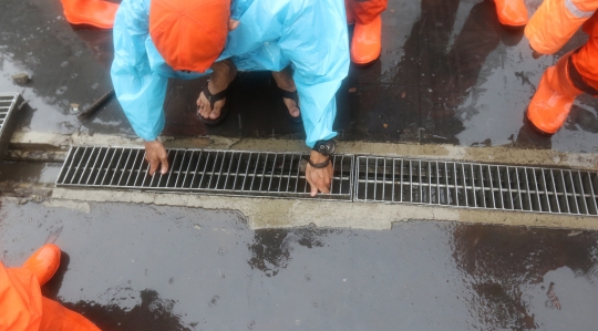 Tangani Genangan, PPSU Bersihkan Saluran Air di Kawasan Senayan