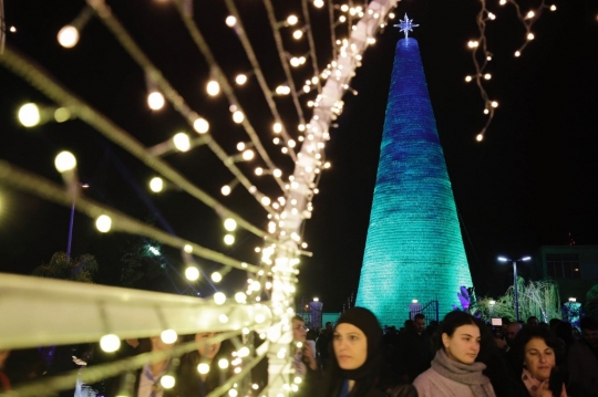 Penampakan Pohon Natal dari 129 Ribu Botol Plastik di Lebanon