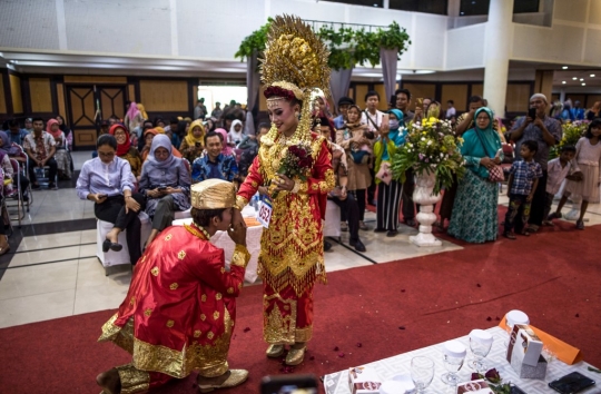Puluhan Pasangan Pengantin Nikah Massal di Surabaya