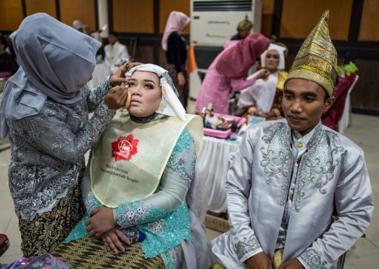 Puluhan Pasangan Pengantin Nikah Massal di Surabaya
