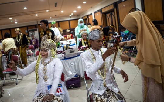 Puluhan Pasangan Pengantin Nikah Massal di Surabaya