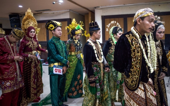 Puluhan Pasangan Pengantin Nikah Massal di Surabaya