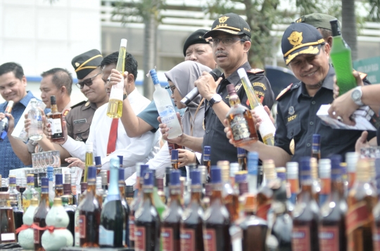 Bea Cukai Musnahkan 2,7 Juta Batang Rokok dan 14 Ribu Botol Miras Ilegal